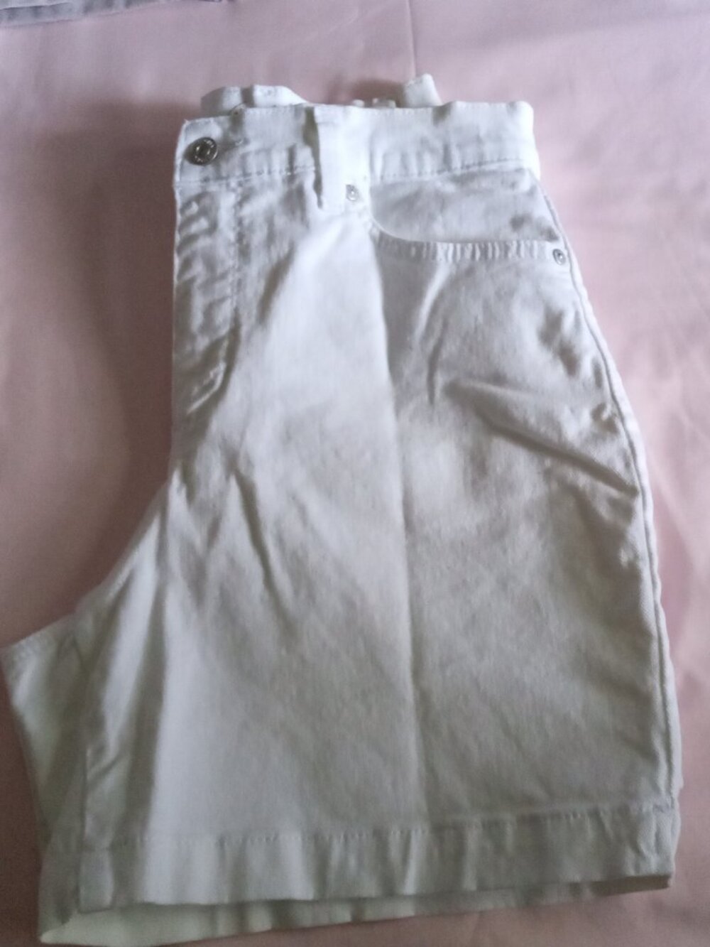 GLORIA VANDERBILT WHITE SHORTS NEW . ALL AROUND SLIMMING EFFECT